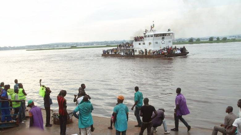 Στους 33 αναθεωρήθηκε ο απολογισμός των νεκρών από πυρκαγιά σε πλοίο στο Κονγκό