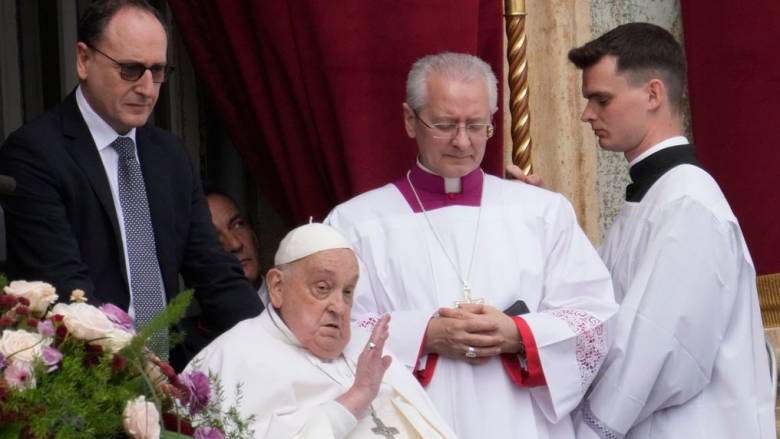 Καταπονημένος ο Πάπας στην τελετή για το Πάσχα στο Βατικανό - Το μήνυμα στους πιστούς