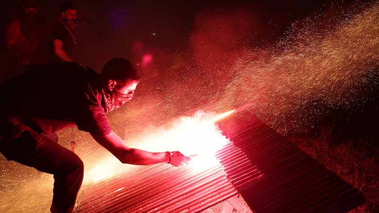 Εντυπωσιακές εικόνες από τον ρουκετοπόλεμο στον Βροντάδο της Χίου - Οι «ρίζες» του εθίμου