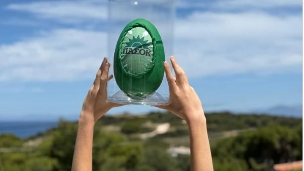 «Κάποια αυγά δεν σπάνε ποτέ»: Με σοκολατένιο αυγό... ΠΑΣΟΚ οι ευχές του Νίκου Ανδρουλάκη