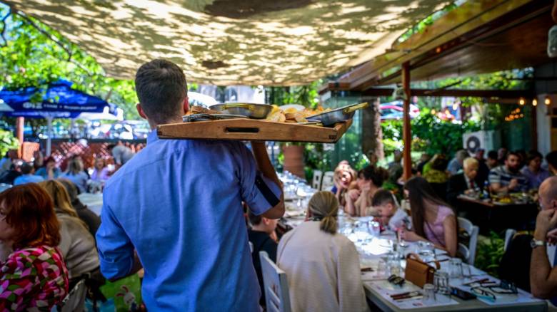 Πώς αμείβονται όσοι εργάζονται τον Δεκαπενταύγουστο - Τι ισχύει για τον συμψηφισμό των ρεπό