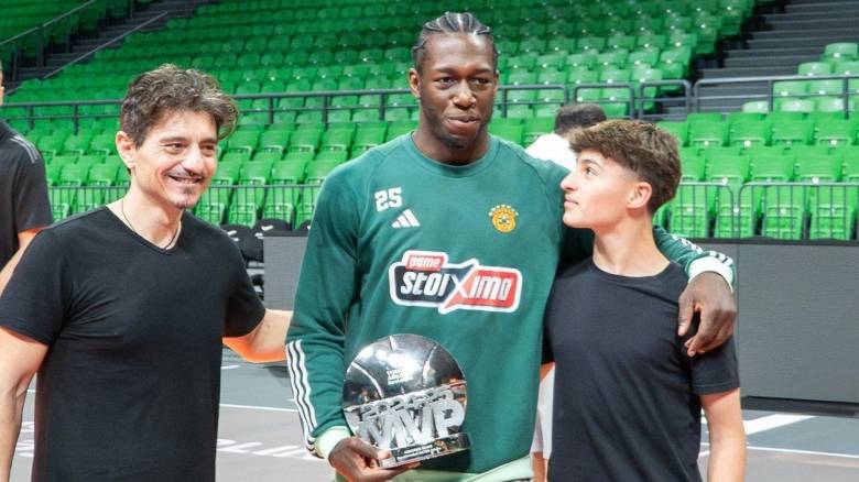 Κέντρικ Ναν: Παρέλαβε το βραβείο του MVP της Euroleague δια χειρός Δημήτρη και Παύλου Γιαννακόπουλου