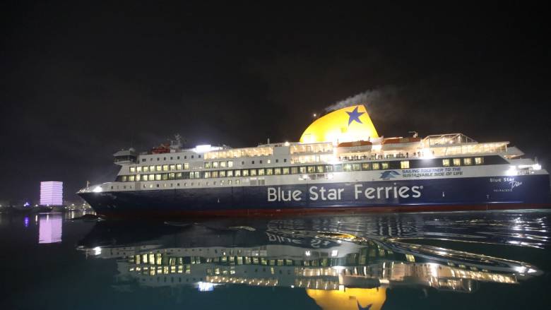 Έκτακτη δρομολόγηση του Blue Star Paros από τη Σύρο - Πάνω από 1.000 επιβάτες προς Πειραιά