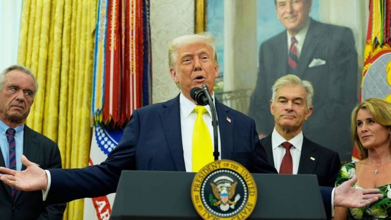 Ο Ντόναλντ Τραμπ αποχαιρετά τον πάπα Φραγκίσκο - «Ο Θεός να τον ευλογεί»