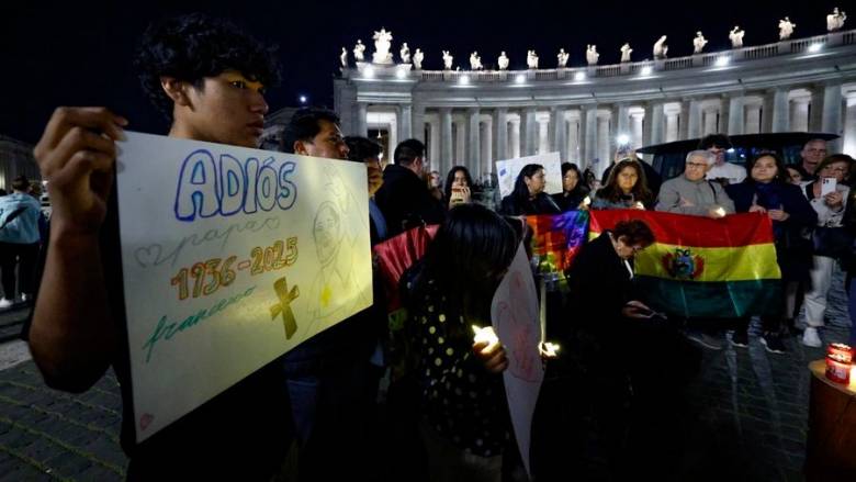 Πάπας Φραγκίσκος: «Να ταφώ στο χώμα, σε απλό τάφο» λέει η διαθήκη του - Χιλιάδες πιστοί στο Βατικανό