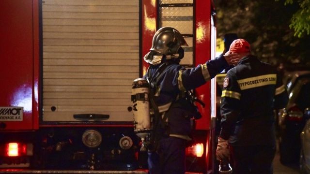 Μεγάλη κινητοποίηση της Πυροσβεστικής για φωτιά σε αποθήκη στη Ριζούπολη