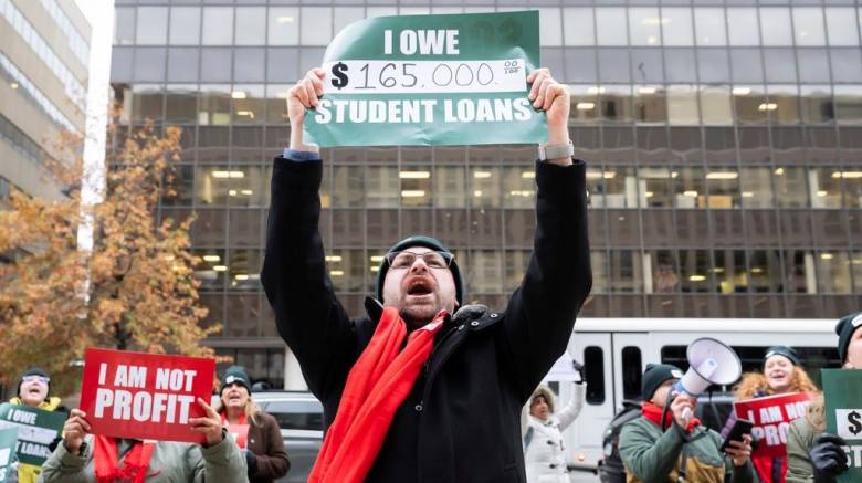 Μέσω κατασχέσεων μισθών η κυβέρνηση των ΗΠΑ θα εισπράττει από τον Μάιο τα απλήρωτα φοιτητικά δάνεια