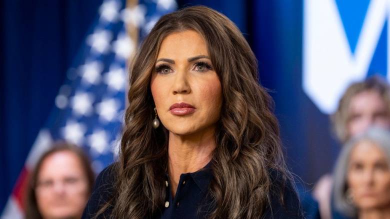 Θύμα κλοπής η υπουργός Εσωτερικής Ασφαλείας των ΗΠΑ – Της έκλεψαν την τσάντα μέσα από εστιατόριο