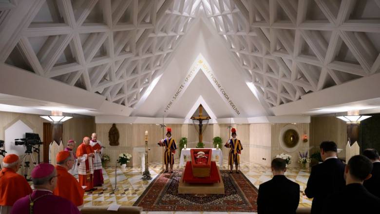 Οι πρώτες εικόνες από τον Πάπα Φραγκίσκο στο φέρετρο δόθηκαν στη δημοσιότητα από το Βατικανό