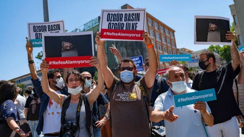 Ποινή κάθειρξης έως και 12 χρόνια αντιμετωπίζει ο Σουηδός δημοσιογράφος που κρατείται στην Τουρκία