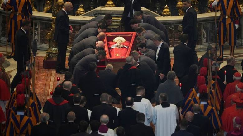 Στη Βασιλική του Αγίου Πέτρου το σκήνωμα του πάπα Φραγκίσκου-Σε κλίμα συγκίνησης το τελευταίο αντίο