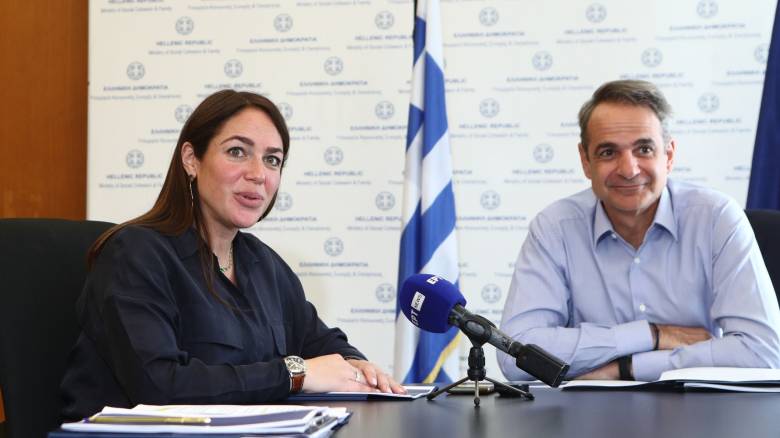 «Κοροϊδία»: Πυρ ομαδόν από την αντιπολίτευση για τα μέτρα στήριξης της κυβέρνησης