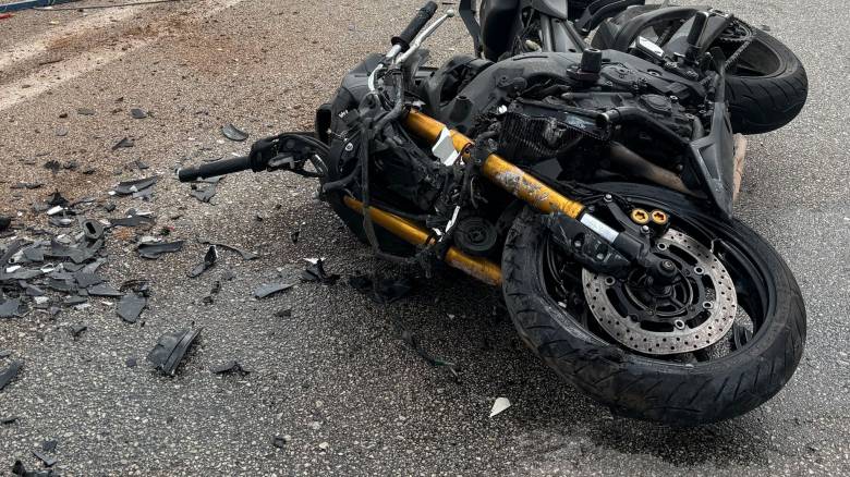 Μάνδρα: Θανατηφόρο τροχαίο με θύμα 52χρονη οδηγό μηχανής - Συγκρούστηκε με φορτηγό