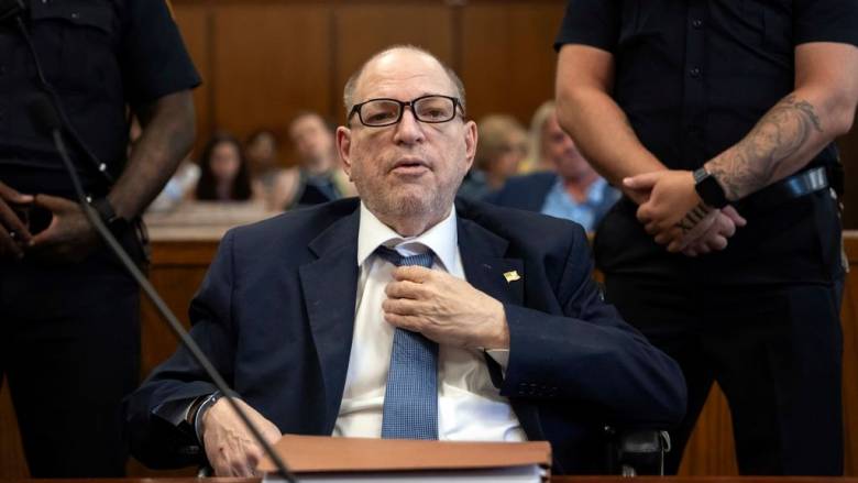 Ξεκίνησε εκ νέου η δίκη του Χάρβεϊ Γουάινστιν στη Νέα Υόρκη - Οι κατηγορίες για βιασμό