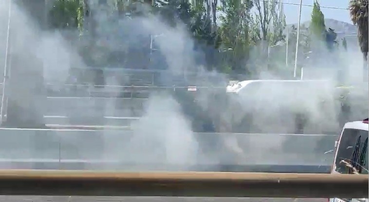 Φωτιά στην νησίδα της Εθνικής Οδού Αθηνών - Λαμίας