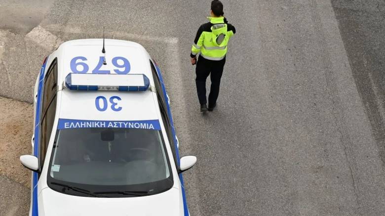 Θεσσαλονίκη: Τρεις τραυματίες ύστερα από τρελή πορεία αυτοκινήτου - Έπεσε σε στηθαίο και στάση