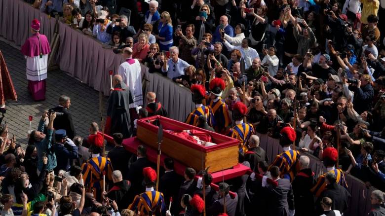 Στη Ρώμη καταφτάνουν αρχηγοί κρατών και βασιλείς για την κηδεία του Πάπα Φραγκίσκου