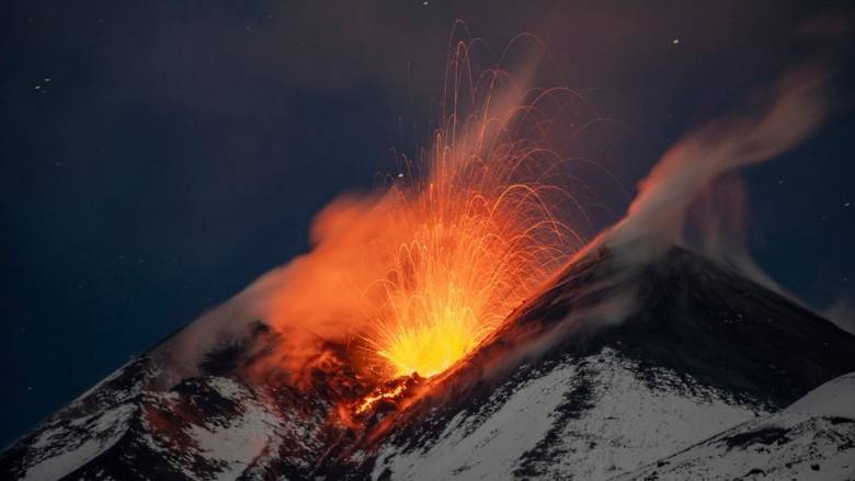 Η Αίτνα «ξύπνησε» κάνοντας κόκκινο τον ουρανό - Εντυπωσιακές εικόνες