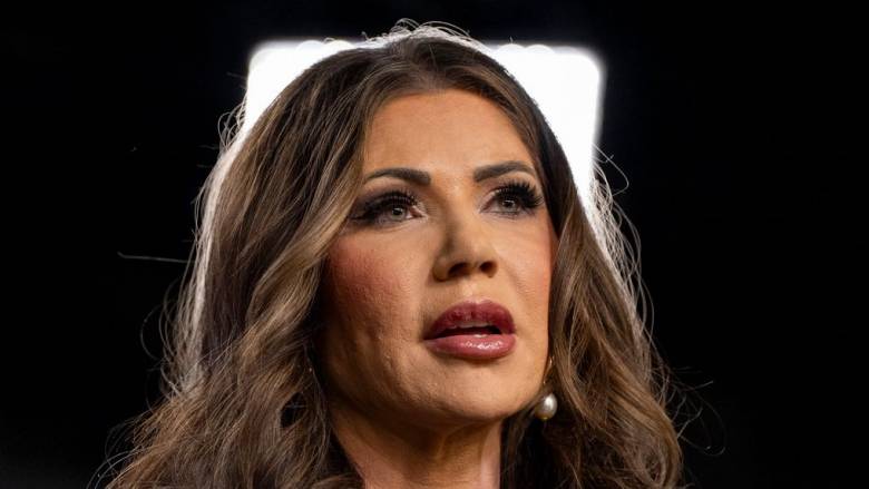 Πώς έκλεψαν την τσάντα της υπουργού Εσωτερικών Κρίστι Νόεμ κάτω από την καρέκλα της