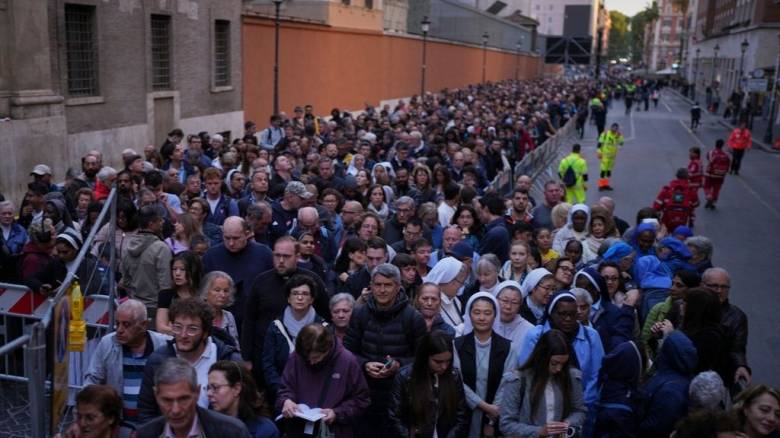 Δεκάδες χιλιάδες πιστοί στη Βασιλική του Αγίου Πέτρου αποτίουν φόρο τιμής στον πάπα Φραγκίσκο