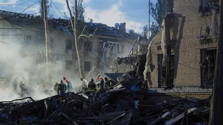 «Μπαράζ» ρωσικών επιθέσεων στο Κίεβο - Τουλάχιστον εννέα νεκροί και 63 τραυματίες