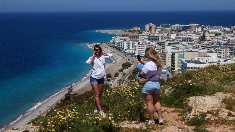 ΔΥΠΑ: Μέχρι 30 Ιουνίου η χρήση της επιταγής για τον Κοινωνικό Τουρισμό