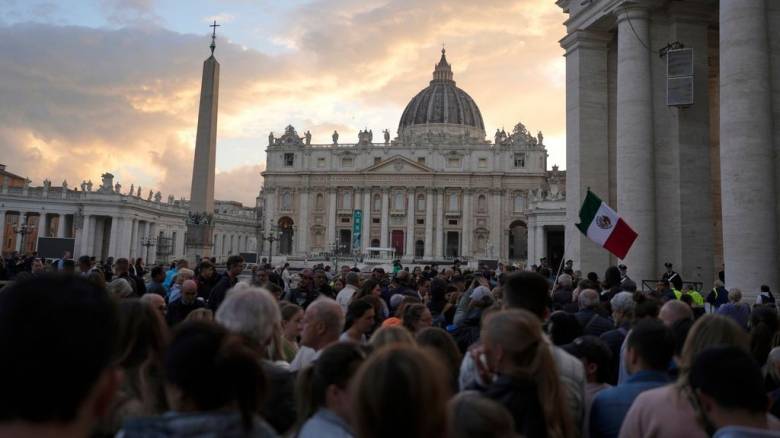 Ιταλία: Πάνω από 90.000 άνθρωποι απέτισαν φόρο τιμής στον πάπα Φραγκίσκο μέχρι τις 7 το βράδυ