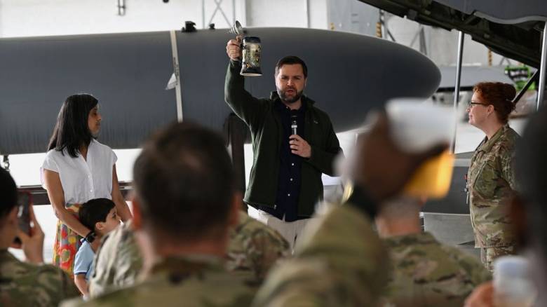 Γερμανία: Ο αντιπρόεδρος των ΗΠΑ σέρβιρε μπύρα σε αμερικανούς στρατιώτες