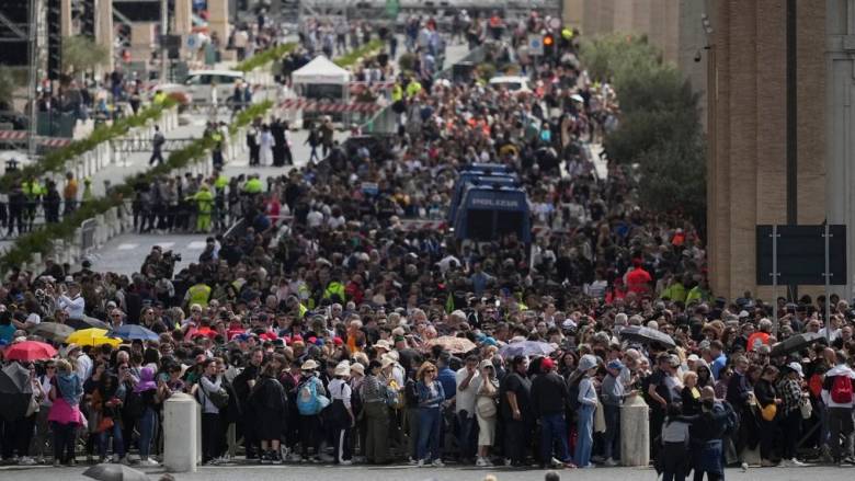 Ολοκληρώθηκε το λαϊκό προσκύνημα για τον Πάπα Φραγκίσκο - Οι προετοιμασίες για την κηδεία