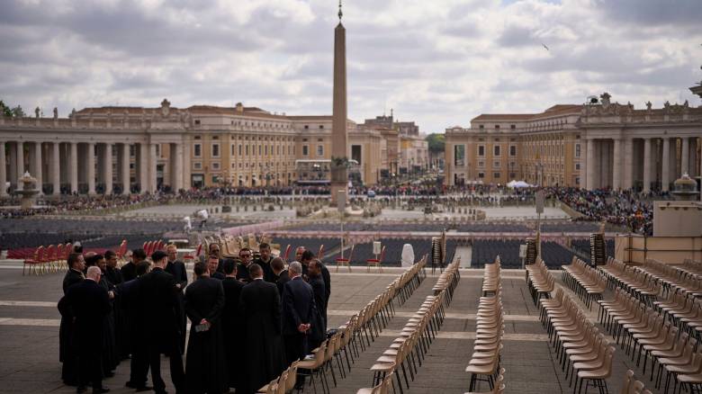 Η «αρχιτεκτονική» των θέσεων των παγκόσμιων ηγετών στην κηδεία του πάπα Φραγκίσκου