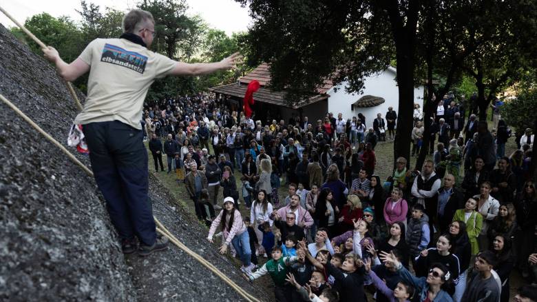 Τα Μαντίλια της Πίστης – Το εντυπωσιακό έθιμο στο Καστράκι Καλαμπάκας