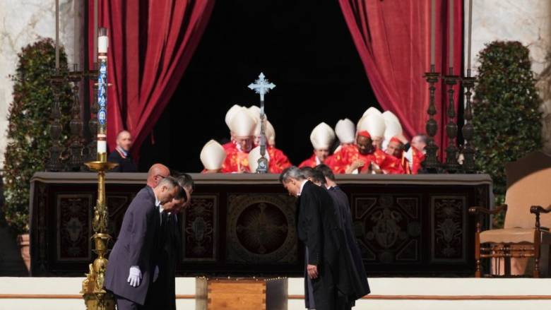 Κηδεία Πάπα: Ακούστηκε το Χριστός Ανέστη - Σε ποιες άλλες γλώσσες εκφωνήθηκαν προσευχές