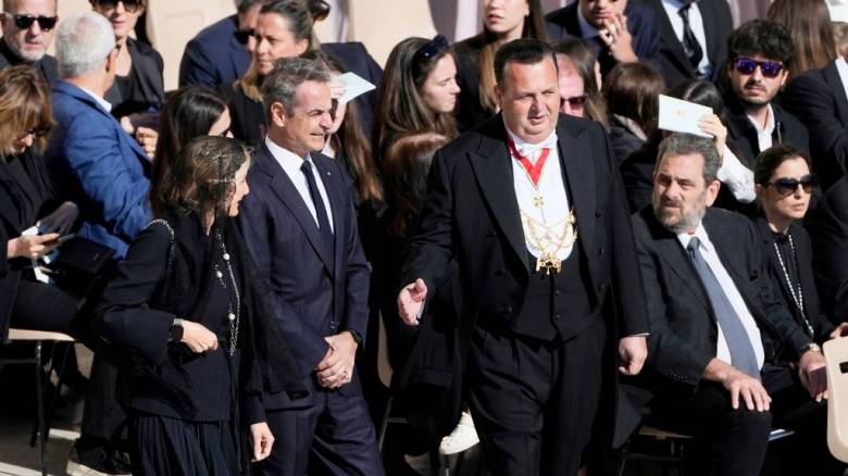 Στην κηδεία του Πάπα Φραγκίσκου ο Κυριάκος Μητσοτάκης με τη σύζυγό του - Όσα κατέγραψε ο φακός