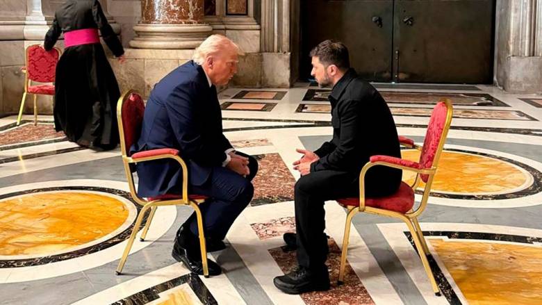 Η στιγμή που ο Τραμπ συνομιλεί με τον Ζελένσκι στη Βασιλική του Αγίου Πέτρου - Δείτε βίντεο