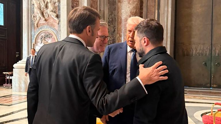 Άτυπη τετραμερής Τραμπ, Ζελένσκι, Μακρόν και Στάρμερ στο περιθώριο της κηδείας του Πάπα