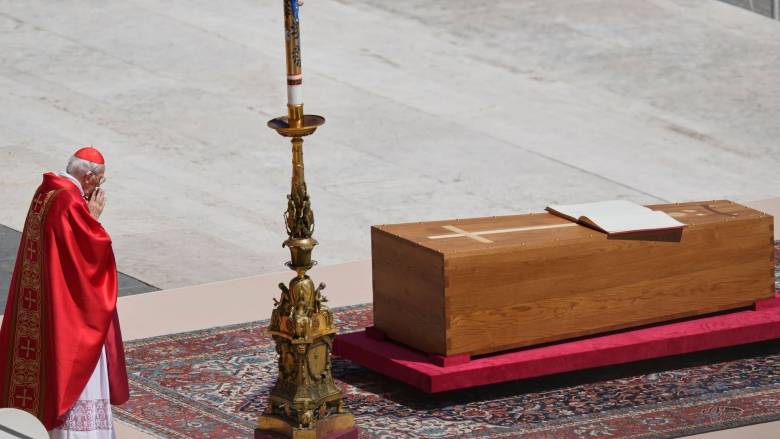 Ο Πάπας πέρασε στην αιωνιότητα  - Ο πλανήτης αποχαιρέτησε τον «Ποντίφικα των ταπεινών»