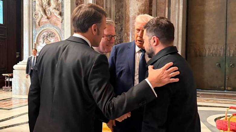 Τραμπ κατά Πούτιν και Μακρόν υπέρ Ζελένσκι - Έντονη διπλωματία στην κηδεία του Πάπα Φραγκίσκου