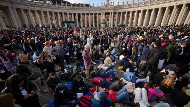 Αντίστροφη μέτρηση για την κηδεία του Πάπα - Κόσμος συρρέει στην πλατεία του Αγίου Πέτρου