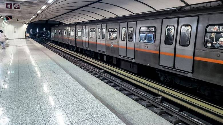 Τραυματισμένος απεγκλωβίστηκε ο άντρας που έπεσε στις ράγες του Μετρό