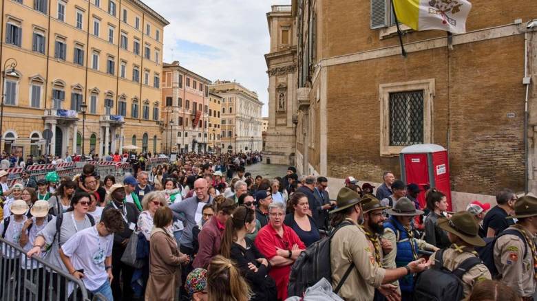 Ουρές στον τάφο του πάπα Φραγκίσκου: Δύο ώρες η αναμονή στην είσοδο του ναού