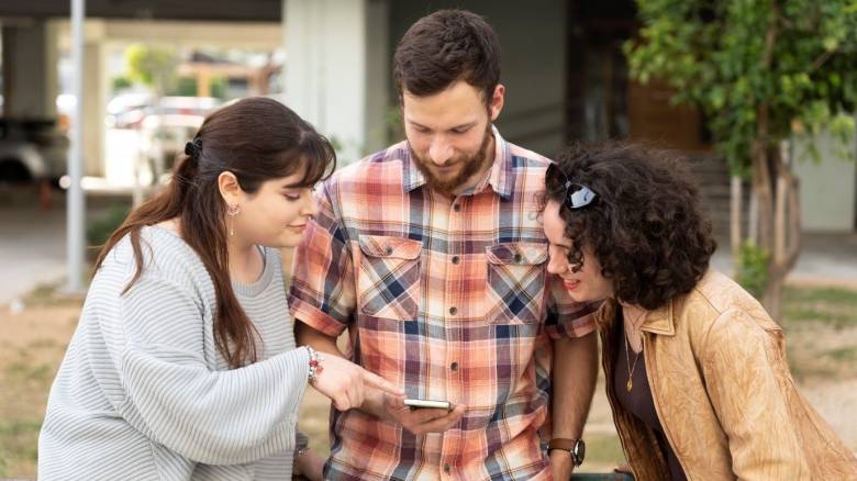 ChatGPT: Τι ρωτούν οι νέοι τον ψηφιακό «κολλητό» τους - Από τα ερωτικά μέχρι τα εργασιακά τους