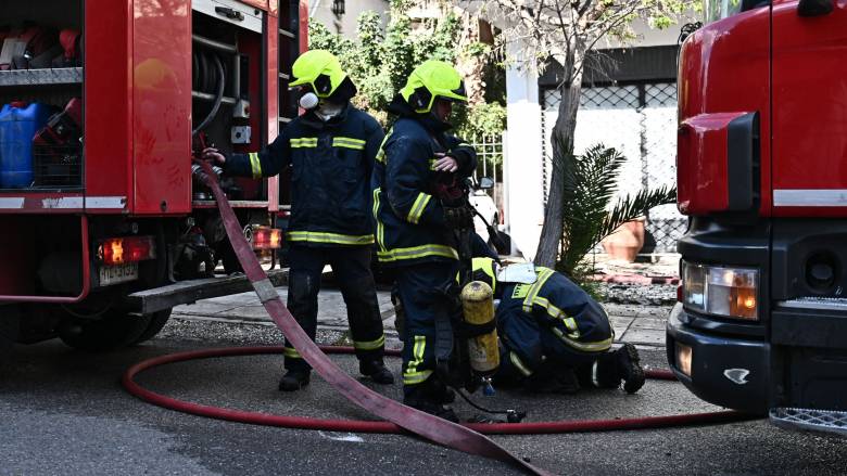 Φωτιά σε διαμέρισμα στη Γλυφάδα - Επί τόπου η Πυροσβεστική