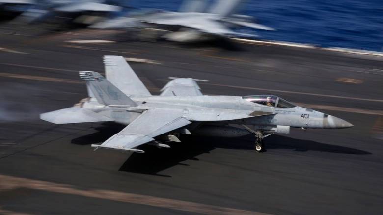 Αμερικανικό μαχητικό έπεσε από το αεροπλανοφόρο Χάρι Τρούμαν και βούλιαξε στην Ερυθρά Θάλασσα