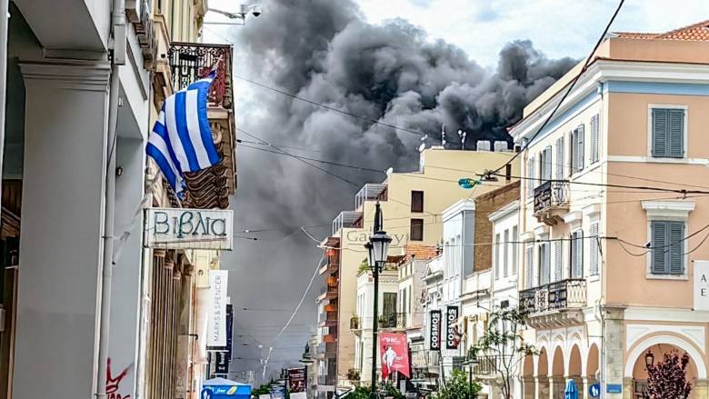 Πάτρα: «Δεν κινδύνευσαν ένοικοι», ανακοίνωσε το ξενοδοχείο που εκκενώθηκε λόγω της φωτιάς