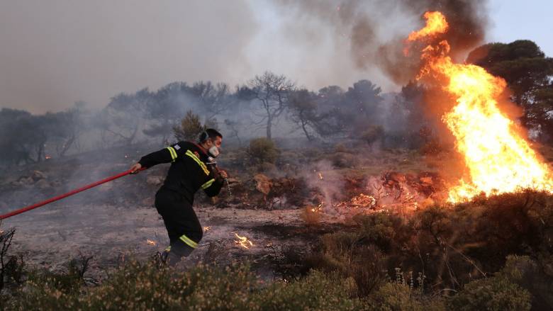 Χωρίς ενεργό μέτωπο η πυρκαγιά στην Κερατέα - Παραμένουν στο σημείο πυροσβεστικές δυνάμεις