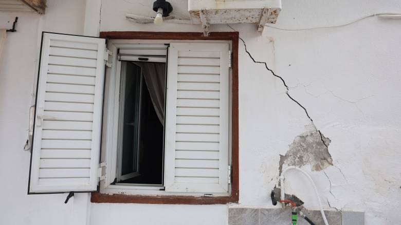 Ρηγματώσεις στις Βούτες: «Πρόκειται για κατολίσθηση» λέει ο καθηγητής του ΕΜΠ Κ. Λουπασάκης