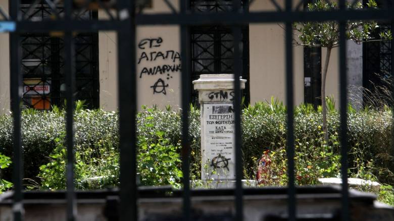 Επίθεση κουκουλοφόρων σε καθηγητές και φοιτητές σε εκδήλωση στη Νομική