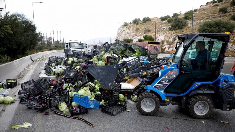 Ανατροπή νταλίκας στην Αθηνών: Αποκαταστάθηκε η κυκλοφορία - Γέμισε λάχανα ο δρόμος
