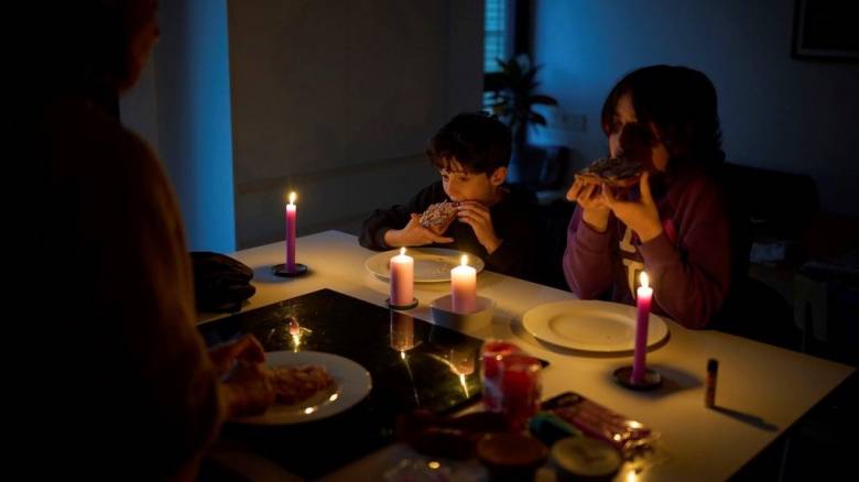 Μπορούμε να ζήσουμε 24 ώρες χωρίς ρεύμα; Οδηγός επιβίωσης μετά το ισπανικό blackout