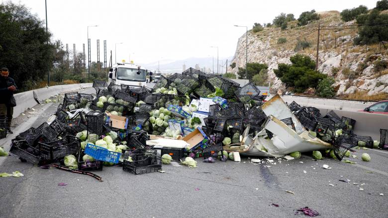 Τροχαίο με ανατροπή νταλίκας στη Λεωφόρο Αθηνών - Κλειστό το ρεύμα προς Αθήνα